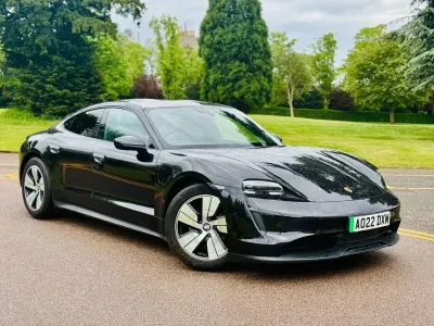 Begagnad Porsche Taycan Performance Package 350 kW (476 HK) 2022 Svart Sedan