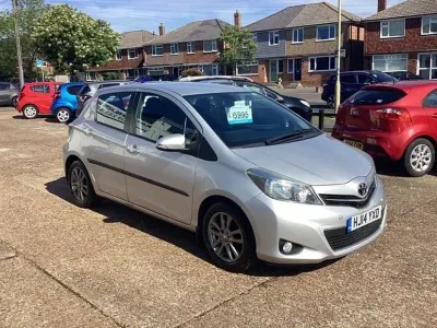 Używany Toyota Yaris Plus 99 KM (72 kW) 2014 Srebrny Hatchback