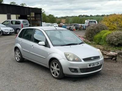 Usado Ford Fiesta Zetec 2008 Prateado Citadino