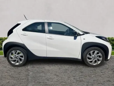 Używany Toyota Aygo X PURE 72 KM (52 kW) 2025 Biały SUV