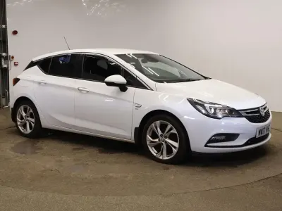 Used Vauxhall Astra SRi 105 HP (77 kW) 2017 White Hatchback