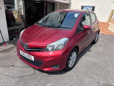 Used Toyota Yaris 101 HP (74 kW) 2013 Red Hatchback