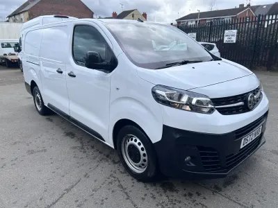 Second-hand Vauxhall Vivaro 100 CP (73 kW) 2022 Alb Monovolum