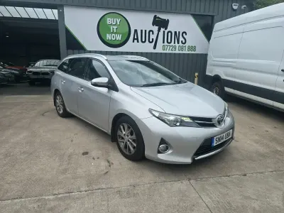 Usado Toyota Auris 90 HP (66 kW) 2014 Prateado Carrinha