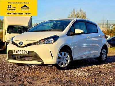 Used Toyota Yaris Multidrive S 99 HP (72 kW) 2015 White Hatchback