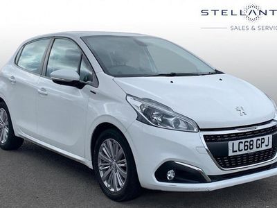 Used Peugeot 208 Signature Sky 82 HP (60 kW) 2019 Yellow Hatchback