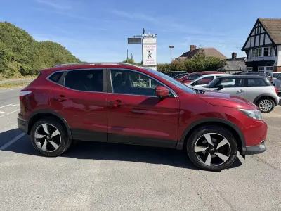 Used Nissan Qashqai N-Connecta 110 HP (80 kW) 2016 Red SUV