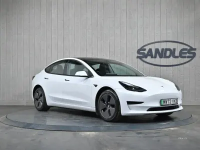 Używany Tesla Model 3 RWD 208 kW (283 KM) 2022 Biały Sedan/Limuzyna