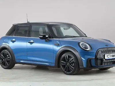 Begagnad Mini Cooper Hatch 136 HK (100 kW) 2021 Blå Halvkombi