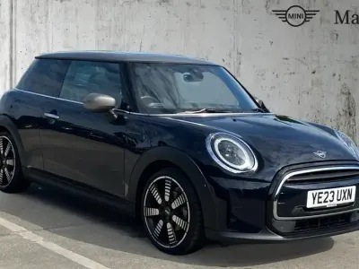 Begagnad Mini Cooper Exclusive 136 HK (100 kW) 2023 Svart Halvkombi
