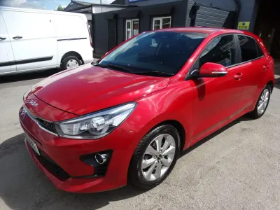 Begagnad Kia Rio 2021 Röd Halvkombi