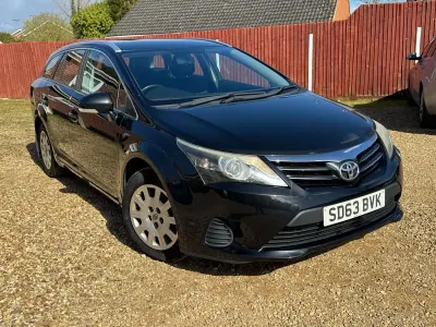 Usado Toyota Avensis Active 126 CV (92 kW) 2013 Negro Familiar