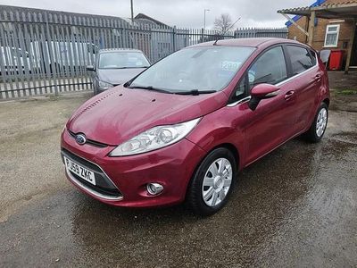 Begagnad Ford Fiesta Individual 96 HK (70 kW) 2009 Röd Halvkombi