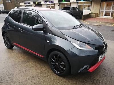 Usado Toyota Aygo x-press 69 HP (50 kW) 2017 Cinzento Citadino