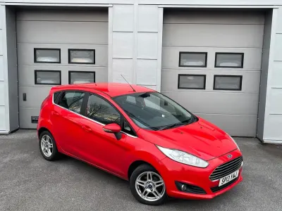Usado Ford Fiesta Zetec 82 HP (60 kW) 2013 Vermelho Citadino