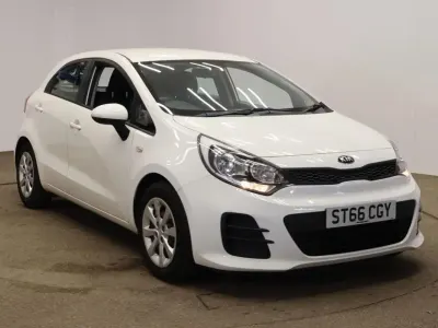 Usado Kia Rio Air 84 CV (61 kW) 2016 Blanco Utilitario