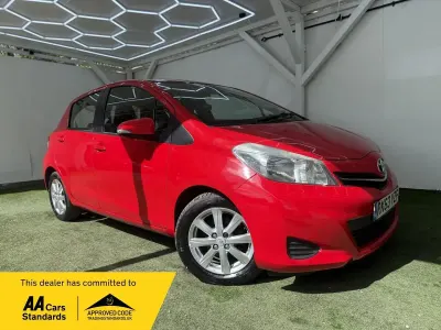 Begagnad Toyota Yaris 101 HK (74 kW) 2013 Röd Halvkombi