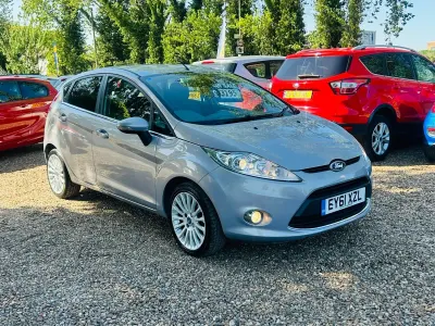 Usado Ford Fiesta Titanium 70 HP (51 kW) 2011 Prateado Citadino