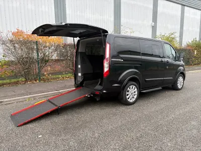 Begagnad Ford Transit Custom Titanium 2020 Svart Minibuss