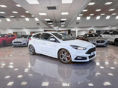 Used Ford Focus ST 250 HP (183 kW) 2015 White Hatchback