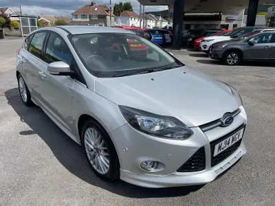 Usado Ford Focus Zetec 180 HP (132 kW) 2014 Prateado Citadino