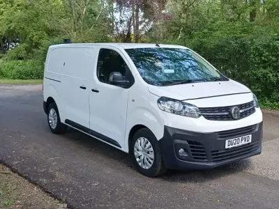 Usado Vauxhall Vivaro Edition 100 HP (73 kW) 2020 Branco Monovolume