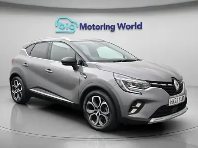 Begagnad Renault Captur Techno 145 HK (106 kW) 2023 Grå SUV