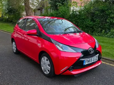 Usado Toyota Aygo X-play 69 CV (50 kW) 2015 Rojo Utilitario