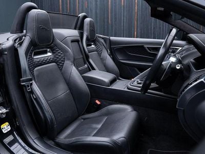 Usado Jaguar F-Type First Edition 300 HP (220 kW) 2021 Preto Cabrios