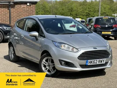 Begagnad Ford Fiesta Zetec 82 HK (60 kW) 2013 Silver Halvkombi