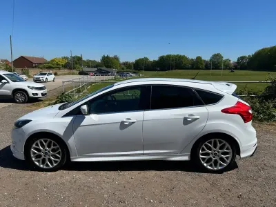 Used Ford Focus Zetec 180 HP (132 kW) 2014 White Hatchback