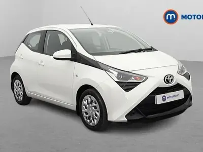 Used Toyota Aygo X-play 72 HP (52 kW) 2020 White Hatchback