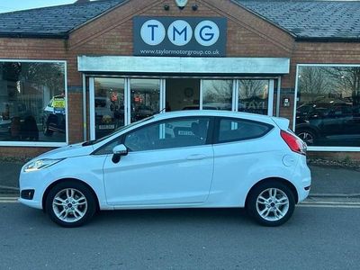 Used Ford Fiesta Zetec 100 HP (73 kW) 2015 White Hatchback