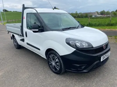 Używany Fiat Doblò S 105 KM (77 kW) 2021 Biały Minivan