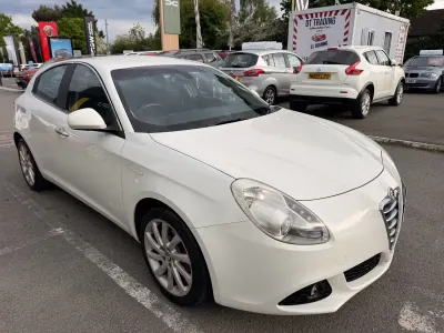 Begagnad Alfa Romeo Giulietta Lusso 105 HK (77 kW) 2011 Vit Halvkombi
