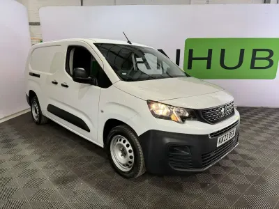 Begagnad Peugeot Partner Premium 2023 Vit Minibuss