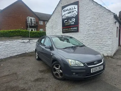 Begagnad Ford Focus Ghia 2005 Grå Halvkombi