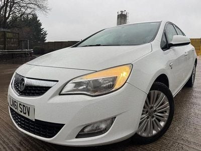 Used Vauxhall Astra Excite 100 HP (73 kW) 2011 White Hatchback