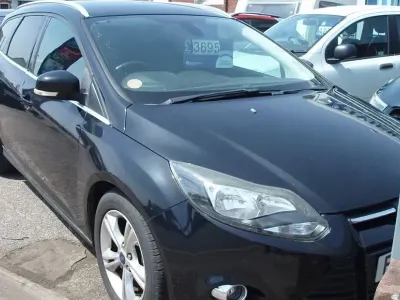 Usado Ford Focus Zetec 115 CV (84 kW) 2013 Negro Familiar