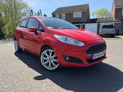 Używany Ford Fiesta Titanium 100 KM (73 kW) 2016 Czerwony Hatchback