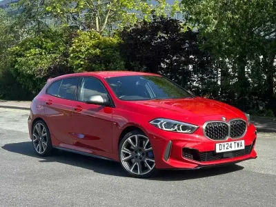 Begagnad BMW M135 Comfort Edition 302 HK (222 kW) 2024 Röd Halvkombi