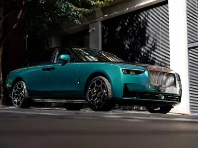 New Rolls Royce Ghost 2026 Fairway green with black upper Sedan