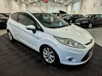 Usado Ford Fiesta Zetec 82 HP (60 kW) 2009 Branco Citadino