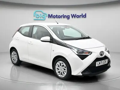 Usado Toyota Aygo X-play 71 CV (52 kW) 2021 Blanco Utilitario