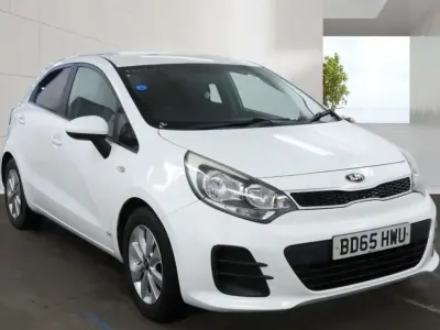 Begagnad Kia Rio 2015 Vit Halvkombi