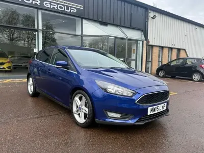 Usado Ford Focus Zetec 120 HP (88 kW) 2015 Azul Citadino