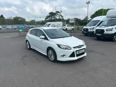 Gebraucht Ford Focus Zetec 125 PS (91 kW) 2013 Weiß Kleinwagen