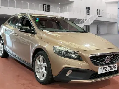 Begagnad Volvo V40 2014 Brun Halvkombi