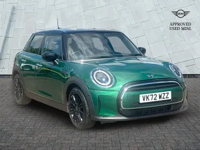Begagnad Mini Cooper Exclusive 134 HK (98 kW) 2022 Grön Halvkombi