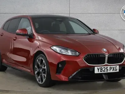 Begagnad BMW 120 M Sport 168 HK (123 kW) 2025 Röd Halvkombi